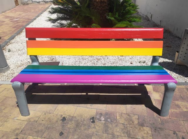 Bancos y señales arcoíris en Las Torres de Cotillas en apoyo de la diversidad sexual - 3, Foto 3