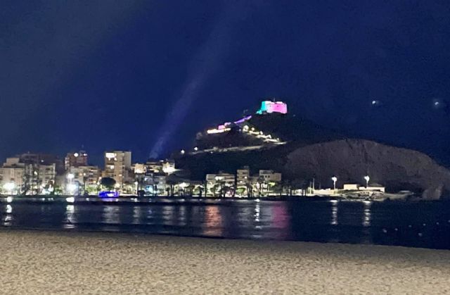 El Castillo de Águilas y otros emblemáticos monumentos locales se iluminan con los colores de la bandera LGTBI+ - 2, Foto 2