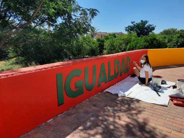 Alcantarilla conmemora el Día del Orgullo LGTBI con la finalización del mural arco iris de 75 metros de longitud - 2, Foto 2