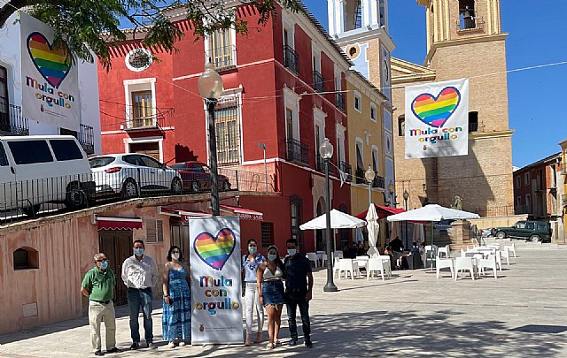 Mula se engalana con la bandera arcoíris en conmemoración del Día del Orgullo LGTBI - 1, Foto 1