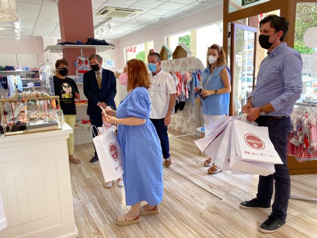 La ganadora de 1.000 euros en la campaña El verano tiene premio realiza sus compras - 1, Foto 1