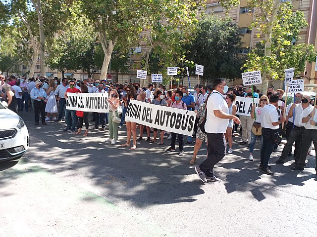 Los trabajadores y trabajadoras del transporte escolar se manifiestan en defensa de sus puestos de trabajo - 1, Foto 1