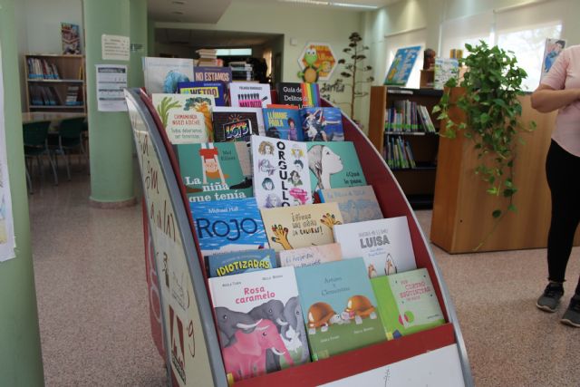 La Biblioteca Municipal de Puerto Lumbreras acoge un nuevo expositor con unos 30 libros sobre igualdad, diversidad y empatía con motivo del Día del Orgullo LGTBIQ+ - 1, Foto 1