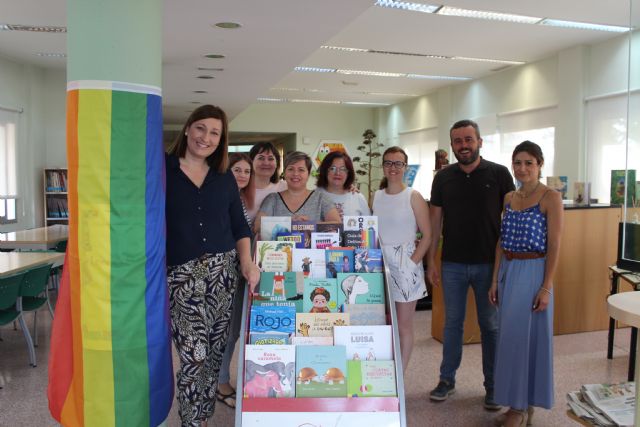 La Biblioteca Municipal de Puerto Lumbreras acoge un nuevo expositor con unos 30 libros sobre igualdad, diversidad y empatía con motivo del Día del Orgullo LGTBIQ+ - 2, Foto 2