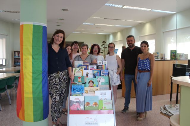 La Biblioteca Municipal de Puerto Lumbreras acoge un nuevo expositor con unos 30 libros sobre igualdad, diversidad y empatía con motivo del Día del Orgullo LGTBIQ+ - 3, Foto 3