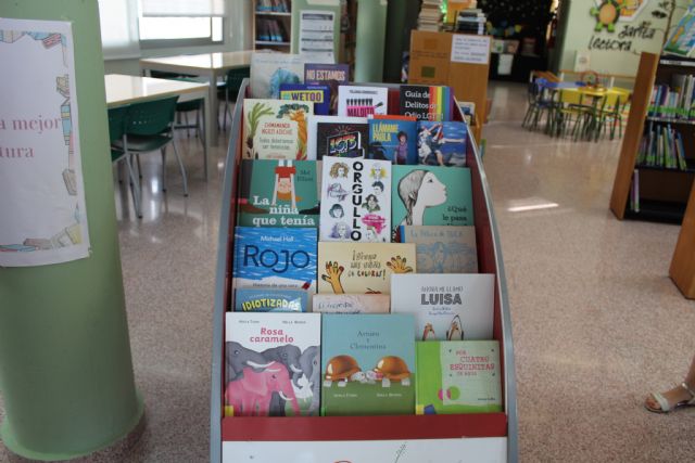 La Biblioteca Municipal de Puerto Lumbreras acoge un nuevo expositor con unos 30 libros sobre igualdad, diversidad y empatía con motivo del Día del Orgullo LGTBIQ+ - 4, Foto 4