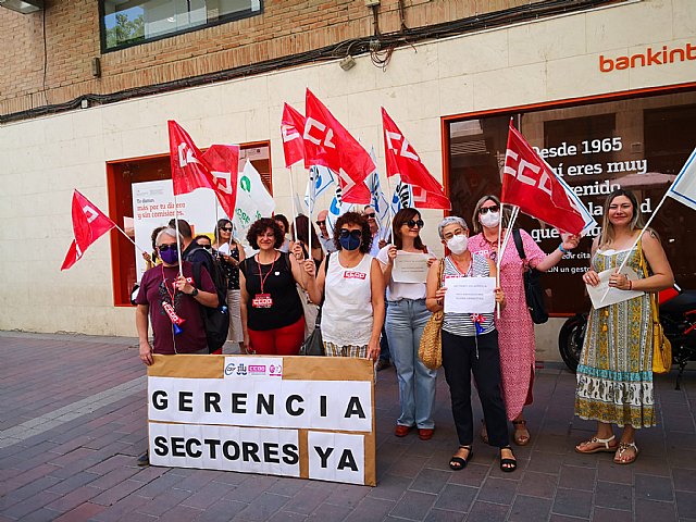 CCOO concentra decenas de personas, todas ellas interinas de la administración de justicia de Murcia - 1, Foto 1
