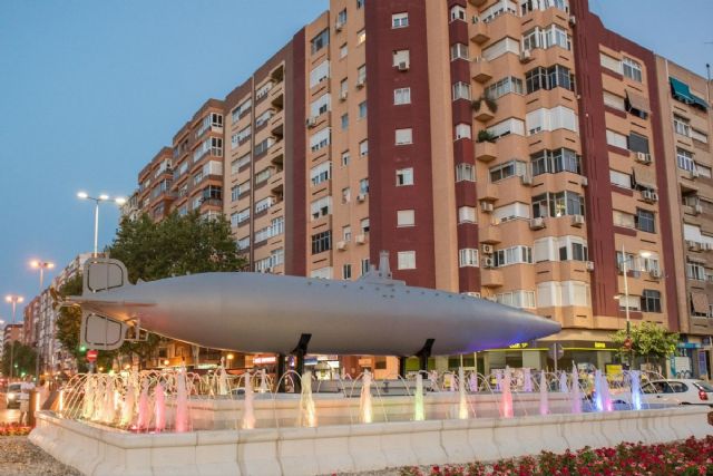 Cartagena se une al Día Internacional del Orgullo LGTBIQ+ con la iluminación de la fuente del Submarino y arriado de la bandera arcoíris - 1, Foto 1
