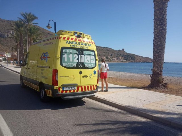 Servicios de emergencia atienden a mujer que ha sufrido síndrome de inmersión en la Azohía - 1, Foto 1