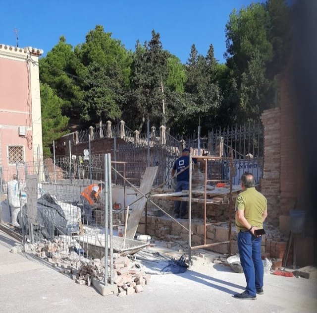 Continúan a buen ritmo las obras de reparación del muro de cerramiento del atrio del Santuario de Santa Eulalia, Foto 2
