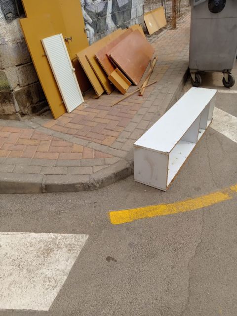 La llegada de la temporada estival registra un repunte de la acumulación de enseres junto a los contenedores - 1, Foto 1