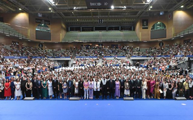 López Miras acompaña a los nuevos graduados de Enfermería de la UCAM y les traslada la importancia de mantener viva su vocación - 1, Foto 1