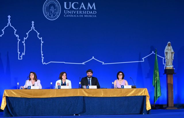 López Miras acompaña a los nuevos graduados de Enfermería de la UCAM y les traslada la importancia de mantener viva su vocación - 2, Foto 2