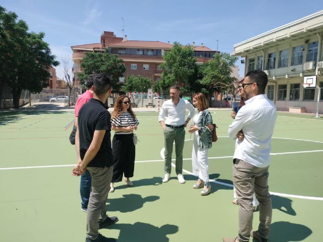 Un total de 65 centros educativos del municipio se benefician de actuaciones de reparaci�n y mejoras en pistas deportivas