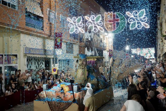 El desfile de Moros y Cristianos vuelve a llenar Santomera de color, m�sica y tradici�n