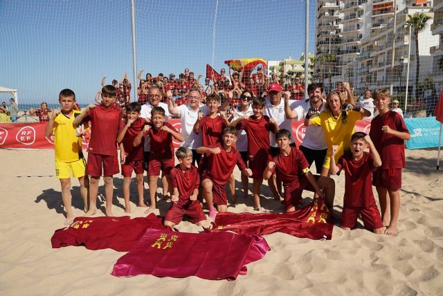 La selecci�n alev�n de f�tbol playa, campeona de Espa�a