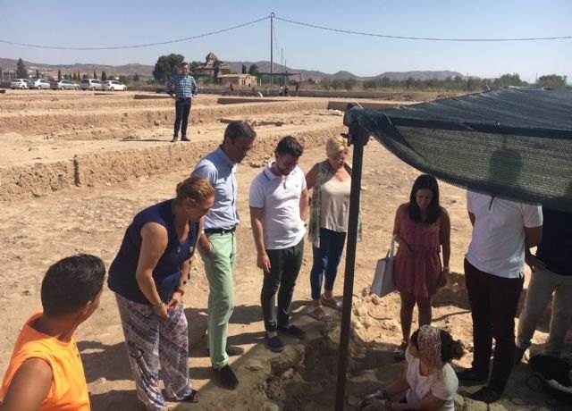 Un total de 16 jóvenes participan en tareas de mantenimiento, limpieza y excavación en el yacimiento de Los Torrejones - 1, Foto 1