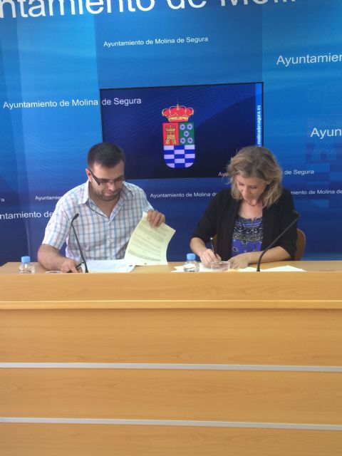 El Ayuntamiento de Molina de Segura firma una adenda al convenio de colaboración con Cáritas para atención a inmigrantes, transeúntes y otros colectivos - 1, Foto 1