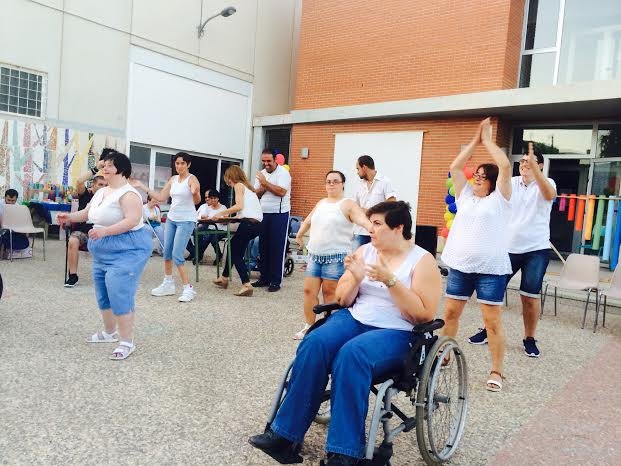 El Centro de Día para la Discapacidad Intelectual José Moyá Trilla celebra el acto de clausura del fin de curso 2015/2016 en el transcurso de un encuentro entrañable con muchas sorpresas, Foto 1