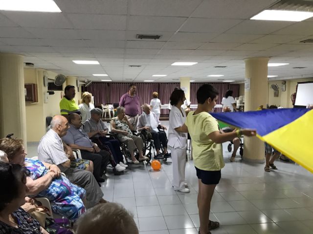 Users of the Totana Daytime services celebrate the Grandfather's Day with the participation in activities of coexistence and brotherhood, Foto 2