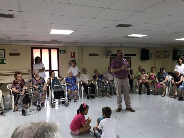 Users of the Totana Daytime services celebrate the Grandfather's Day with the participation in activities of coexistence and brotherhood, Foto 4