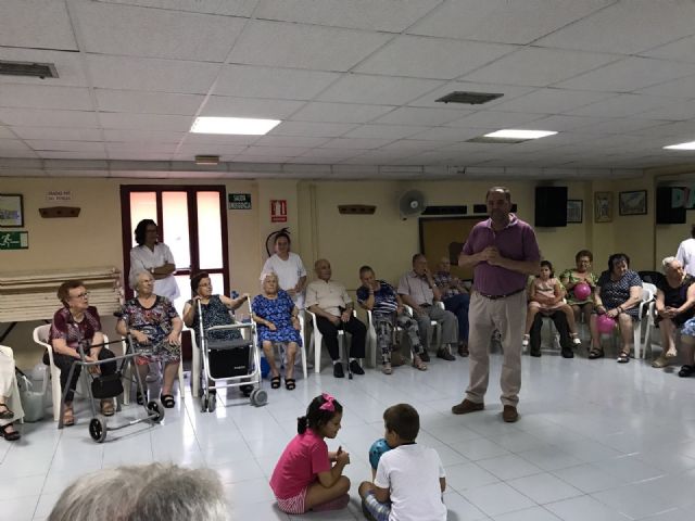 Users of the Totana Daytime services celebrate the Grandfather's Day with the participation in activities of coexistence and brotherhood, Foto 5