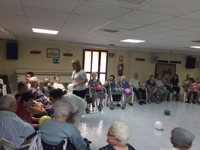 Usuarios de los servicios de Estancias Diurnas de Totana celebran el Día del Abuelo con la participación en actividades de convivencia y hermandad, Foto 6