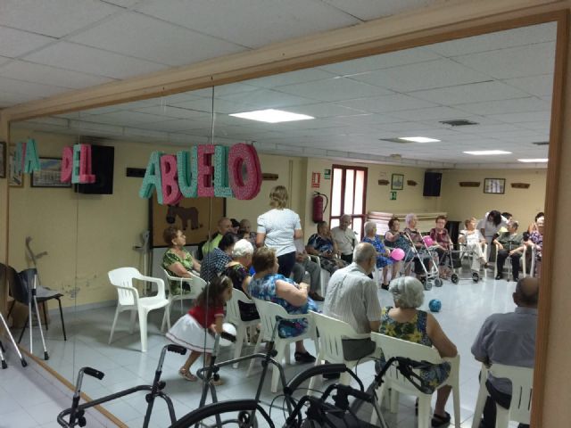 Usuarios de los servicios de Estancias Diurnas de Totana celebran el Día del Abuelo con la participación en actividades de convivencia y hermandad, Foto 7