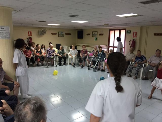 Usuarios de los servicios de Estancias Diurnas de Totana celebran el Día del Abuelo con la participación en actividades de convivencia y hermandad, Foto 8