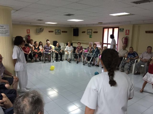 Users of the Totana Daytime services celebrate the Grandfather's Day with the participation in activities of coexistence and brotherhood, Foto 8