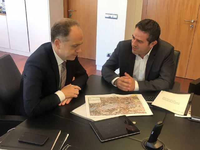 El alcalde de Alcantarilla, Joaquín Buendía, se reunió con el presidente de ADIF, Juan Bravo, para tratar sobre el ferrocarril a su paso por nuestra ciudad - 1, Foto 1