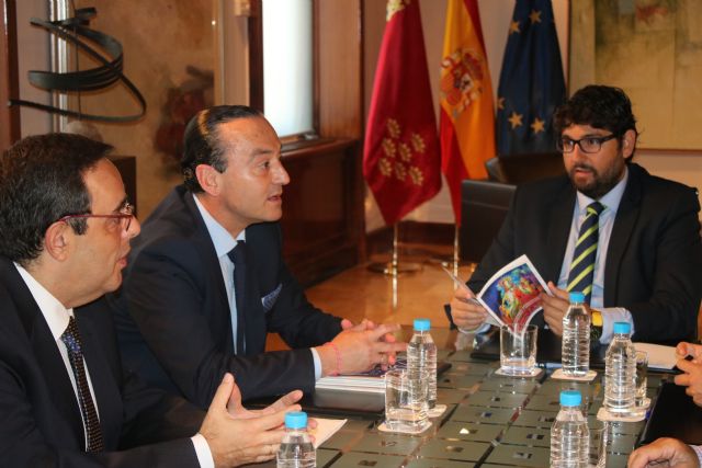 Fernando López Miras recibe al presidente del Real y Muy Ilustre Cabildo Superior de Cofradías de Murcia - 2, Foto 2