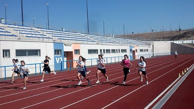 El Consejo de Gobierno de la Región de Murcia concede una ayuda de 40.000 euros para la reparación de la pista de atletismo, en la instalación deportiva Manuel Ruiz Pérez - 1, Foto 1