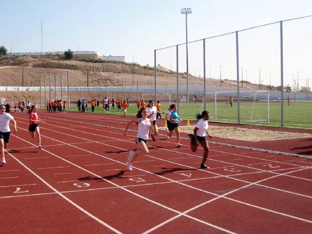 El Consejo de Gobierno de la Región de Murcia concede una ayuda de 40.000 euros para la reparación de la pista de atletismo, en la instalación deportiva Manuel Ruiz Pérez - 2, Foto 2