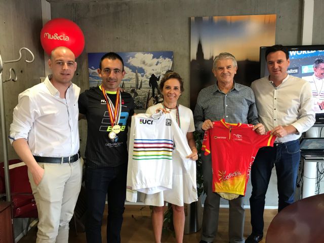 La consejera Adela Martínez-Cachá recibe a Ismael Sánchez, campeón del Mundo de Mountain Bike en la prueba Máster 30 XCO - 1, Foto 1