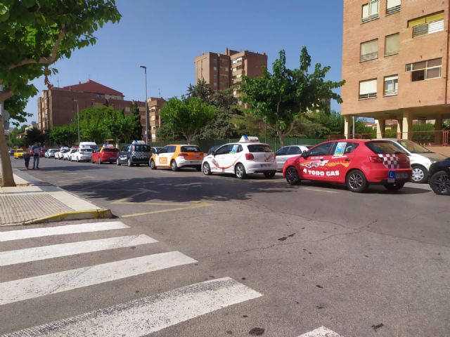 Las autoescuelas salen a la calle para exigir mayor capacidad de exámenes en la DGT - 2, Foto 2