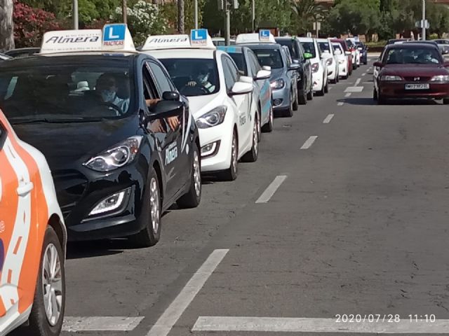 Las autoescuelas salen a la calle para exigir mayor capacidad de exámenes en la DGT - 3, Foto 3
