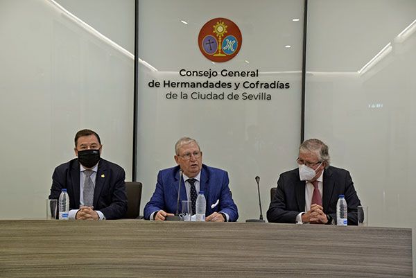 El Consejo de Cofradías de Sevilla ha presentado la obra del día de la virgen, realizada con una fotografía de Jesús Romero y José Antonio Muñoz - 3, Foto 3