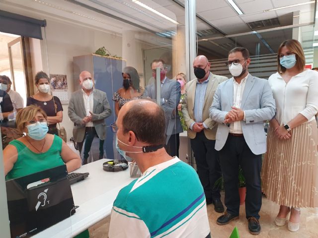 La Oficina de Registro de Lorca estrena un sistema de audiofrecuencia que permitirá a las personas con discapacidad auditiva realizar con sencillez sus trámites administrativos - 1, Foto 1
