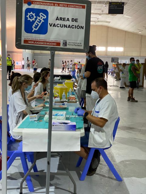 2.706 personas de 20 a 29 años reciben su primera dosis de la vacuna contra la COVID-19 en Torre Pacheco - 2, Foto 2