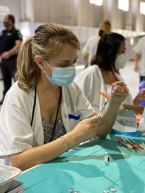 2.706 personas de 20 a 29 años reciben su primera dosis de la vacuna contra la COVID-19 en Torre Pacheco - 5, Foto 5