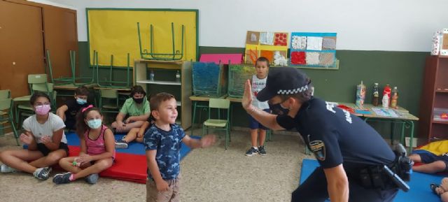 La Policía Local de Mazarrón visita la Escuela de Verano Inclusiva de D´Genes en este municipio - 1, Foto 1