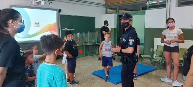 La Polica Local de Mazarrn visita la Escuela de Verano Inclusiva de DGenes en este municipio, Foto 2