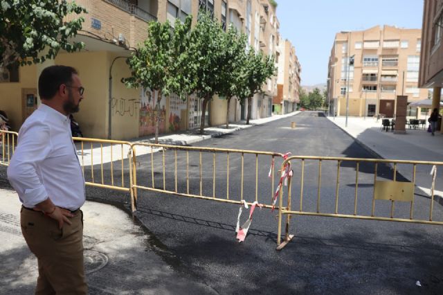 El alcalde de Lorca supervisa el avance de los trabajos municipales de renovación urbana de la Calle Molins de Rei - 1, Foto 1