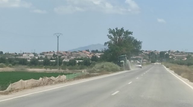 Realizan trabajos de desbroce de los márgenes de la carretera RM-E27, a su paso por la travesía de El Paretón-Cantareros, Foto 2
