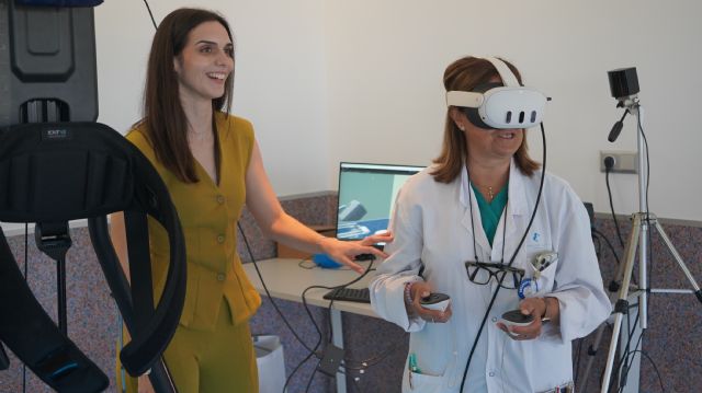 Una alumna de Electrónica y Biomédica en la UPCT crea un gemelo digital e inmersivo de un quirófano robotizado del hospital Santa Lucía - 1, Foto 1