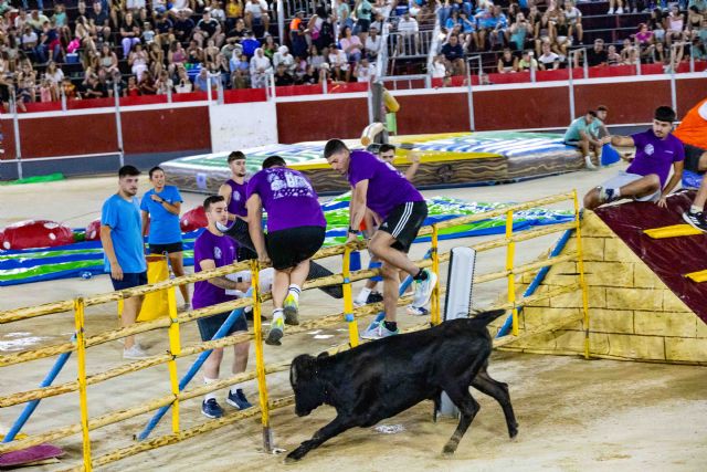 Las peñas de Calasparra se disputan, con divertidas pruebas, el Grand Prix con una impresionante entrada en la plaza de toros - 3, Foto 3