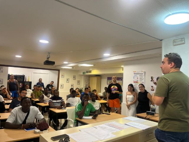 Pinatar Empleo imparte un taller de orientación e inclusión laboral en la sede de CEPAIM - 1, Foto 1