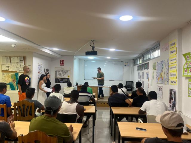 Pinatar Empleo imparte un taller de orientación e inclusión laboral en la sede de CEPAIM - 2, Foto 2