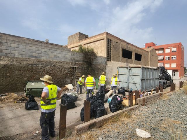 Los alumnos-trabajadores del programa experiencial Águilas Más Limpia retiran más de 120 sacos de residuos en las inmediaciones de la línea del ferrocarril - 3, Foto 3